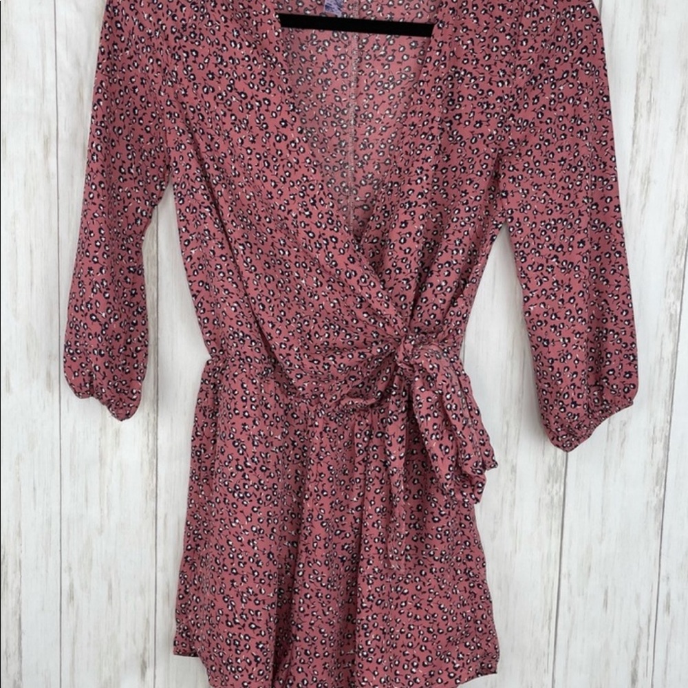Francesca’s Alya Mauve Pink Floral Romper SIZE S